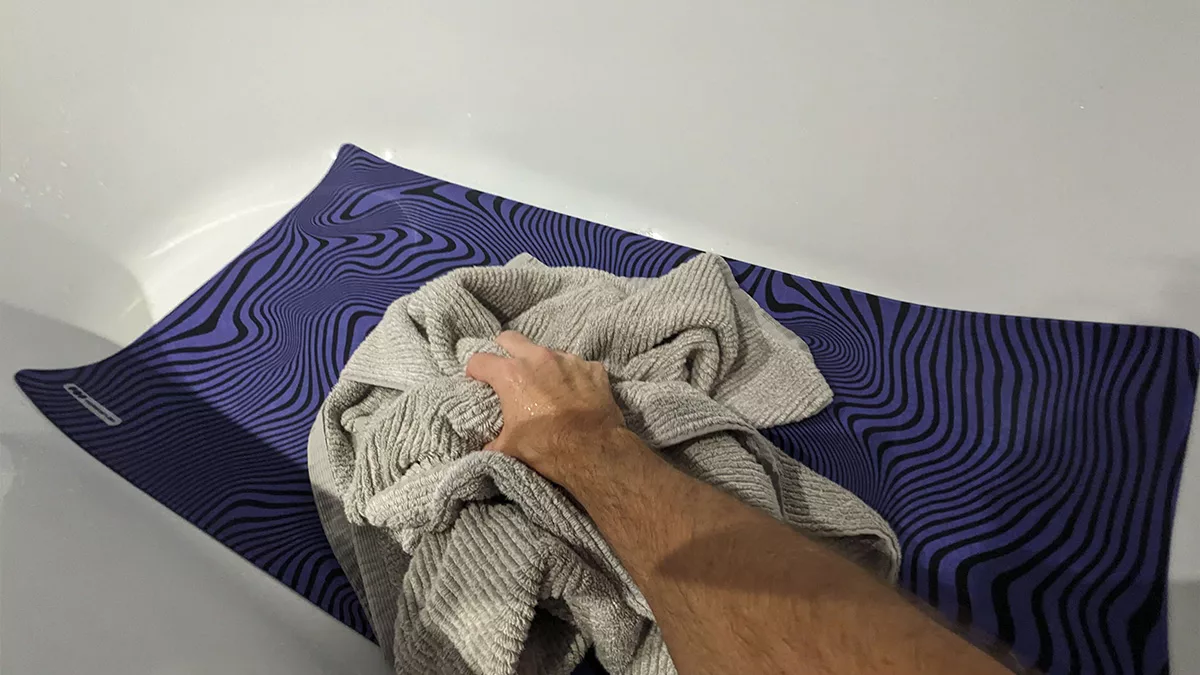 How to clean a Desk Mat dry with towel